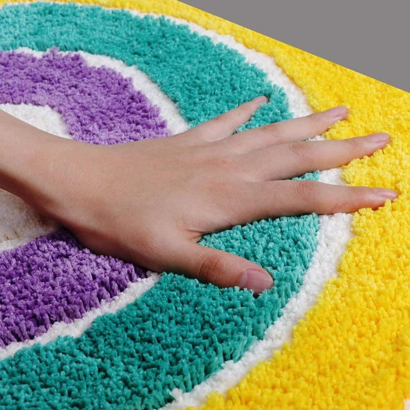 Tapis de bain arc en ciel main posé dessus