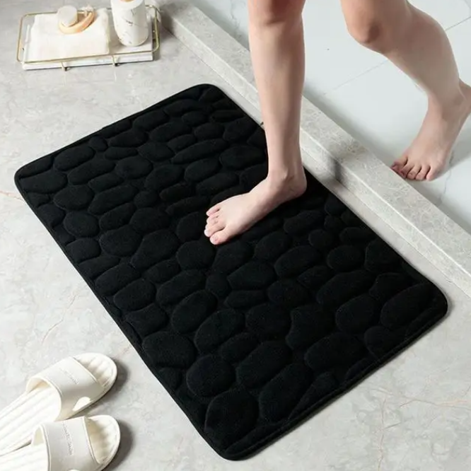 un tapis salle de bain de couleur noir