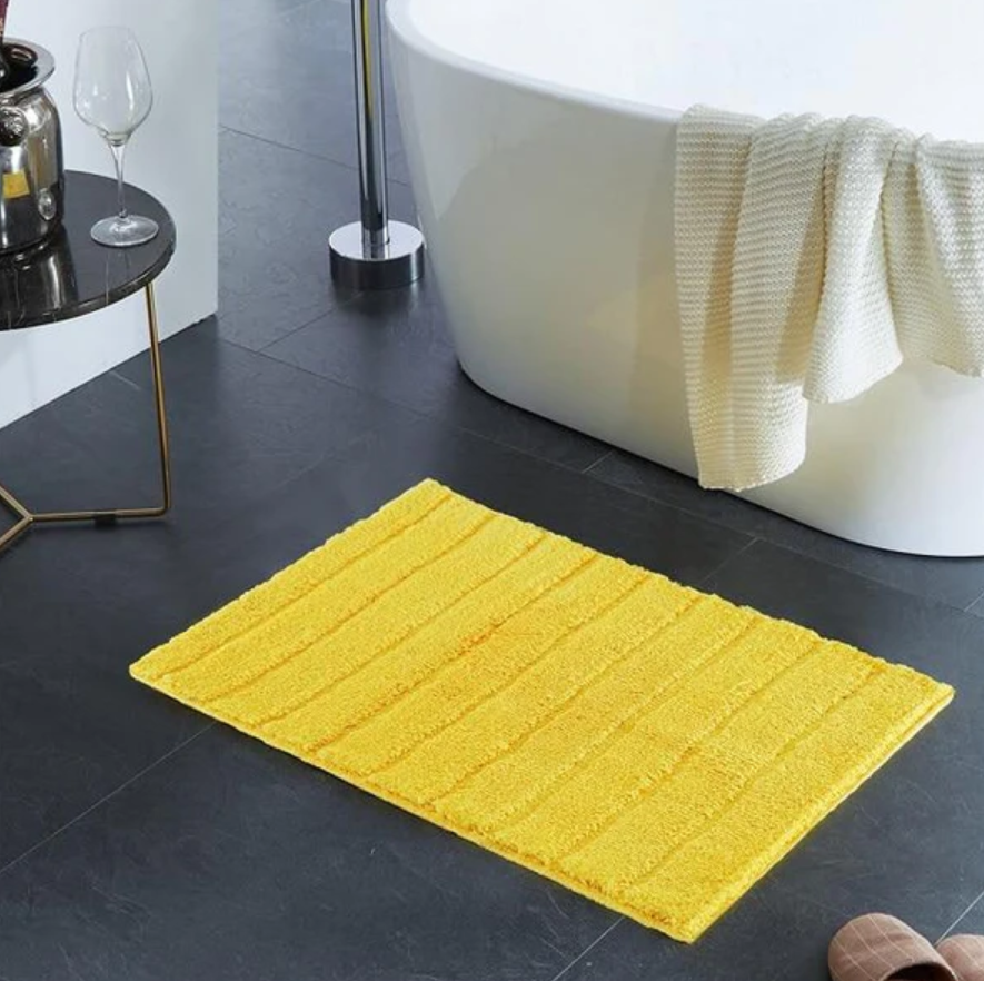 des tapis de bain jaune