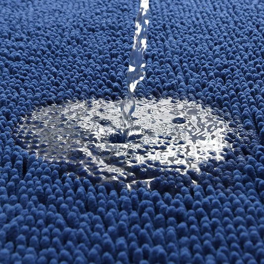 Grand tapis de bain bleu marine de l'eau sur le tapis